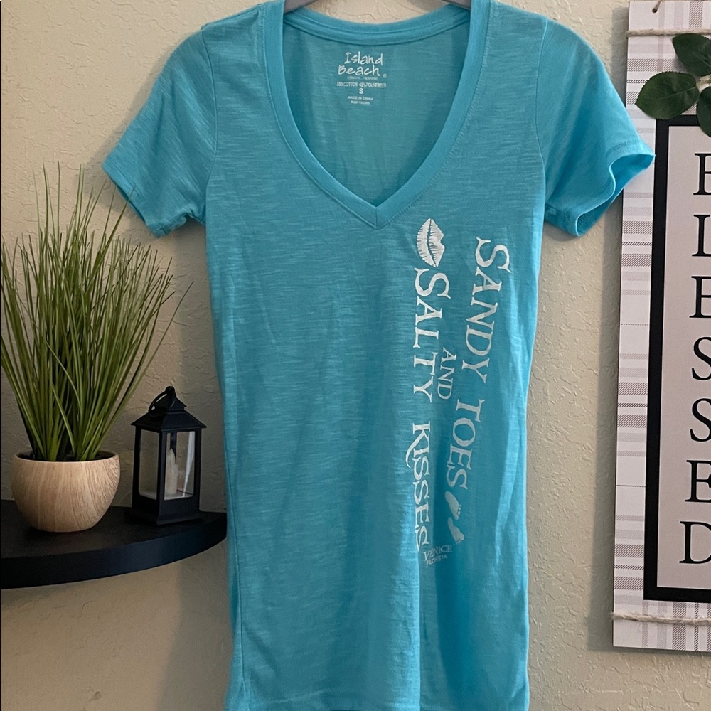 Island Beach Blue V-Neck Women's Tee Size Small Salty Kisses Sandy Toes NWOT